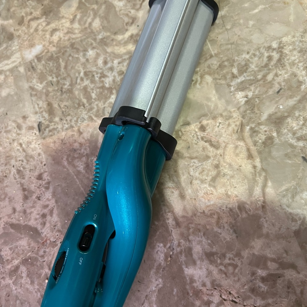 Bed Head "Wave Artist" waver for the hair.